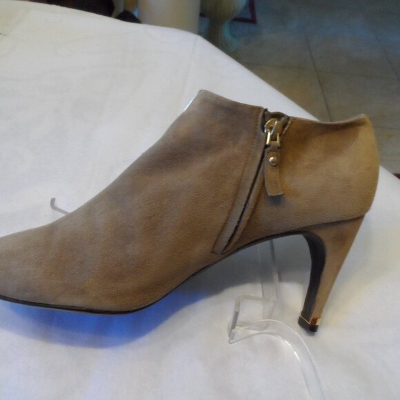 Louis Vuitton Taupe Suede Ankle Booties w/ Front V Logo – IT 40.5B (US 10.5 M) - Picture 9 of 16